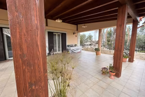 Villa di 300 m² con 4 locali e box auto doppio a G