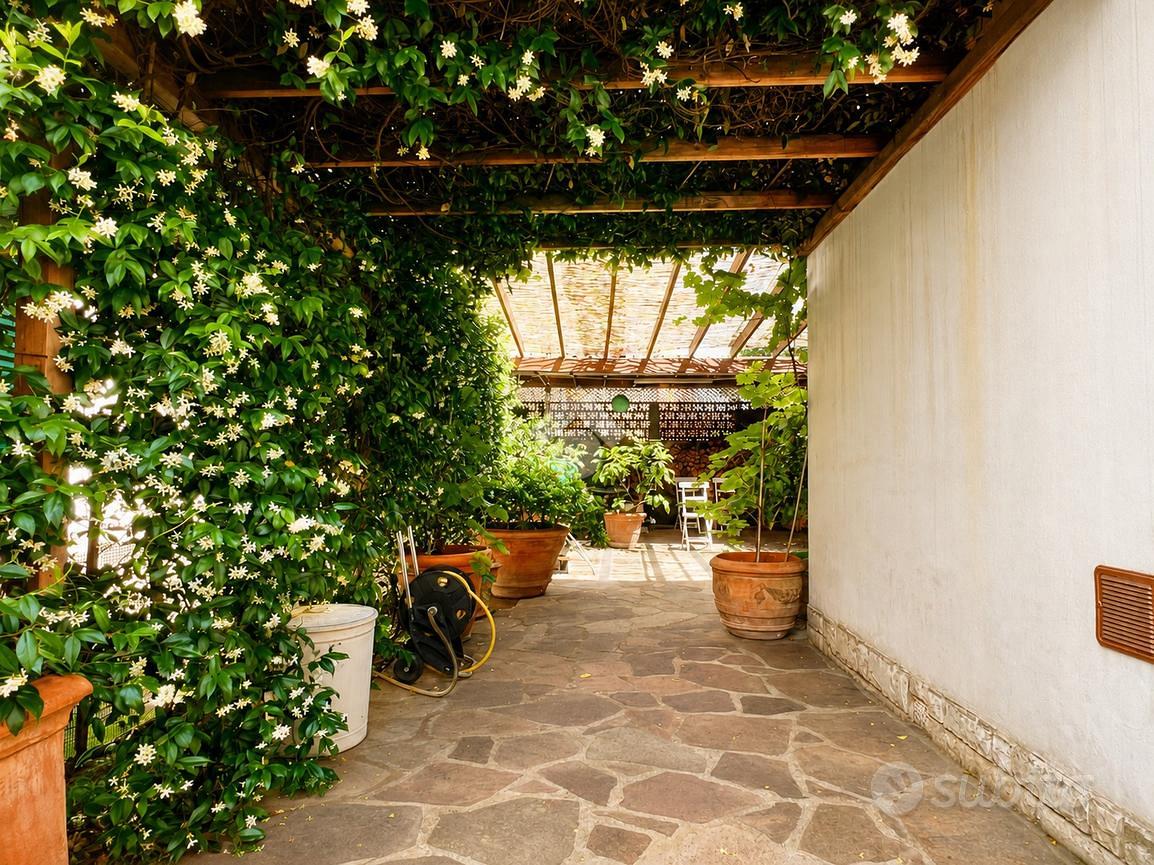 VILLA A SCHIERA D'ANGOLO A CAMPI BISENZIO - Vista 5