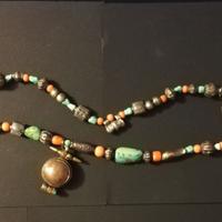 Collana etnica con turchesi tibetani e coralli