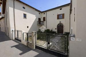 CASA SEMINDIPENDENTE A L'AQUILA