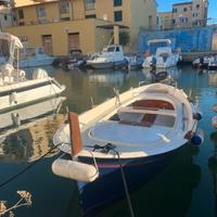 Gozzo in vetroresina con motore fuoribordo (5x180)