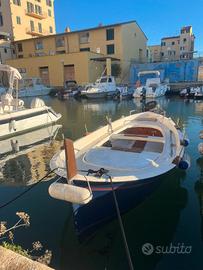 Gozzo in vetroresina con motore fuoribordo (5x180)