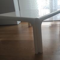 Tavolino Arcadia di Artemide (Magistretti)