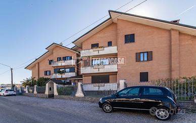 QUADRILOCALE CON BOX E CANTINA