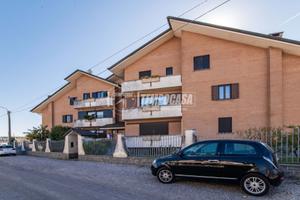 4 LOCALI CON BOX E CANTINA