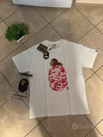 maglia bape bianca con grafica rosa