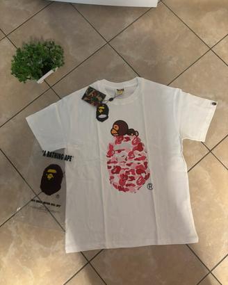 maglia bape bianca con grafica rosa