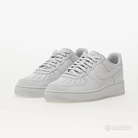 Fornitore di scarpe, vestiti, orologi e accessori