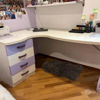 Scrivania ragazza lilla e bianca