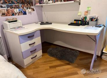 Scrivania ragazza lilla e bianca