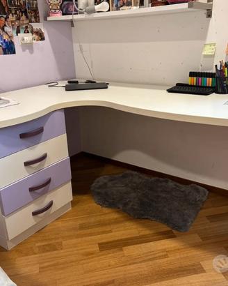 Scrivania ragazza lilla e bianca