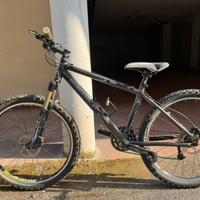 Rockrider 8.1 MTB – Taglia M, idraulica RockShox