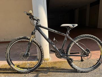 Rockrider 8.1 MTB – Taglia M, idraulica RockShox
