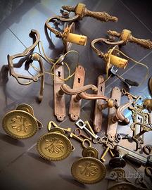 Antichi applique in bronzo massiccio