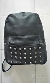 Zaino nero con borchie