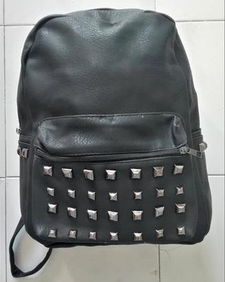 Zaino nero con borchie
