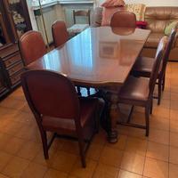 tavolo con sedie in legno