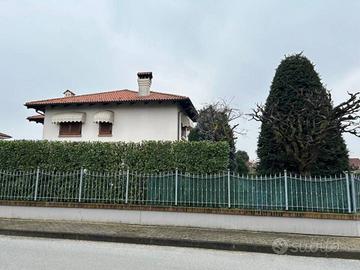 Immobile in asta di 481 m² con 4 locali e box auto