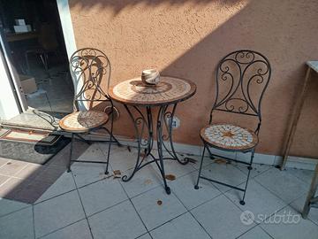 Tavolino e sedie da esterno
