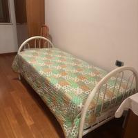 Letto con materasso e armadio