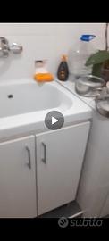 lavandino con mobile sotto