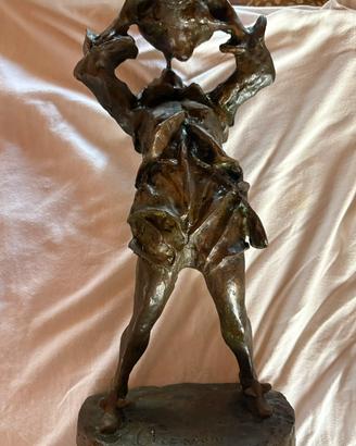 Scultura Ragazzo che Beve