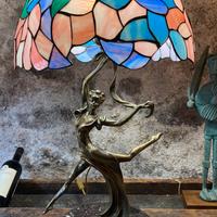Lampada con scultura