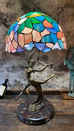 Lampada con scultura