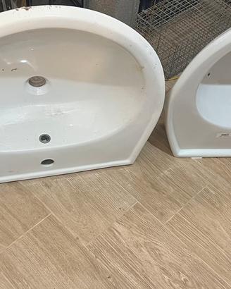 Lavelli da bagno nuovi con una relativa mezza colo