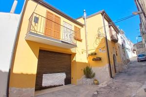 Casa indipendente centro paese con due garage