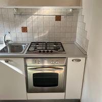 Cucina completa con forno, piano cottura e frigo
