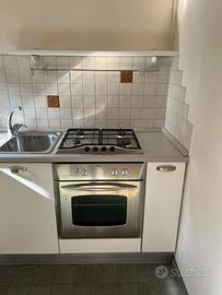 Cucina completa con forno, piano cottura e frigo