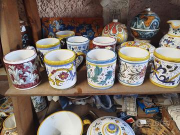 Tazze a forma di mug dipinte a mano