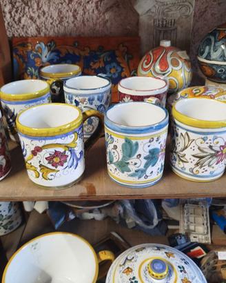 Tazze a forma di mug dipinte a mano