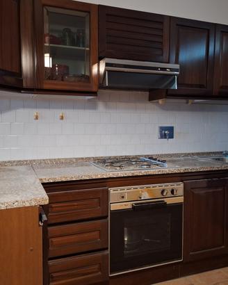 Cucina il legno con top in marmo più tavolo uguale
