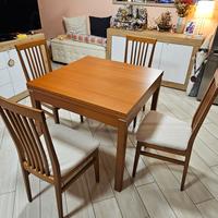 Tavolo 90x90 in legno massello più 4 sedie 