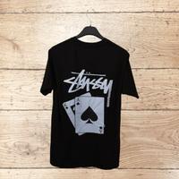 T-shirt nera con grafica carte