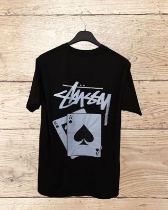 T-shirt nera con grafica carte