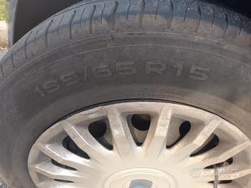 4 Pneumatici Fiat Stilo Nokian 195/65/15 e cerchi