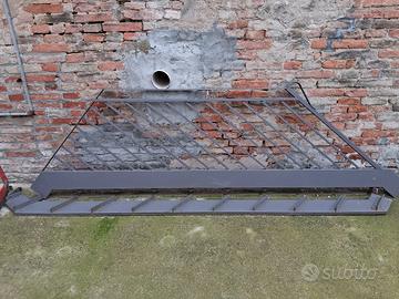 scala in ferro con gradini in legno