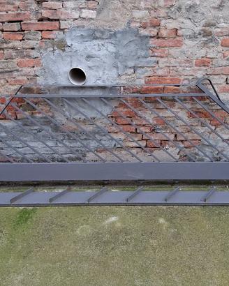 scala in ferro con gradini in legno