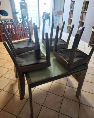 Tavolo di vetro con 4 sedie