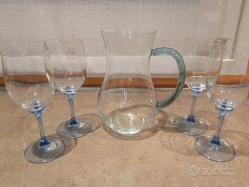 caraffa e calici da vino in vetro 