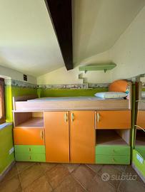 Letto a soppalco salva spazio con armadio