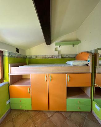 Letto a soppalco salva spazio con armadio