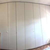 Armadio a muro a tutta altezza con ripiani in noce