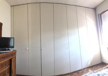 Armadio a muro a tutta altezza con ripiani in noce