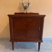 Comodino artigianale in leggno (56x66x36cm)