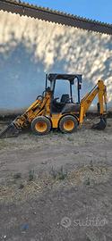 Mini terna JCB 1CX HF targata con trincia e benne