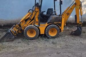 Mini terna JCB 1CX HF targata con trincia e benne